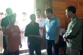 Ông Lê Hoài Nam, Bí thư Huyện ủy Tủa Chùa thăm, động viên người thân của chị C.T.T. - người vừa bị tử vong do lở đất.