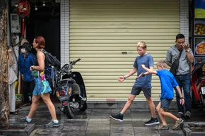 [Ảnh] Hà Nội ra sao sau hơn 1 tháng ra quân "giành lại vỉa hè" cho người đi bộ?
