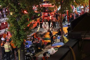 Hiện trường vụ giẫm đạp tại Itaewon. (Ảnh: TTXVN)