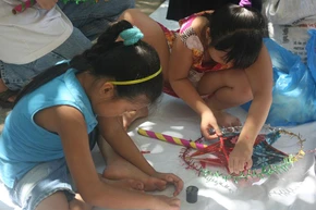 Trẻ em tập làm đèn ông sao tại Bảo tàng Dân tộc học Việt Nam.