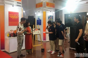 Các em học sinh tham gia trò chơi trong khuôn khổ Ngày Sách và Văn hóa đọc tại Thư viện Quốc gia.