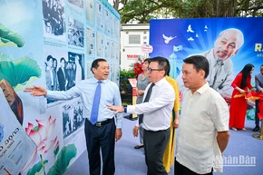 Tổng Biên tập Lê Quốc Minh giới thiệu về triển lãm tới các đại biểu. (Ảnh: THÀNH ĐẠT)