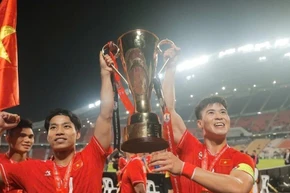 Duy Mạnh và Văn Thanh hân hoan giương cao cup vô địch. (Ảnh: Minh Quyết/TTXVN)
