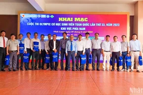 Ban tổ chức trao quà cho các đơn vị tham gia kỳ thi thi Olympic Cơ học toàn quốc lần thứ 33 khu vực phía nam. 