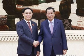 Chủ tịch Quốc hội Vương Đình Huệ và Thủ tướng Vương quốc Campuchia Samdech Techo Hun Sen chụp ảnh chung. (Ảnh: TTXVN)