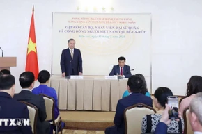 Tổng Bí thư Tô Lâm nói chuyện thân mật với cán bộ, nhân viên Đại sứ quán và đại diện cộng đồng người Việt tại Belarus. (Ảnh: TTXVN)