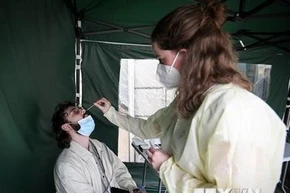 Nhân viên y tế lấy mẫu xét nghiệm Covid-19 cho người dân tại Paris, Pháp. (Ảnh: AFP/TTXVN)