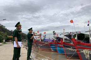 Bộ đội Biên phòng Thanh Hóa đôn đốc, hướng dẫn ngư dân neo đậu tàu thuyền an toàn.