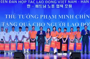 Thủ tướng Phạm Minh Chính tặng quà cho người lao động tiêu biểu Việt Nam tại Hàn Quốc.