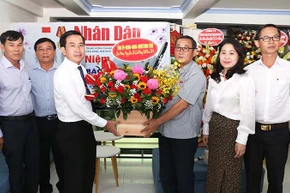 Đoàn lãnh đạo Tỉnh ủy, Hội đồng nhân dân, Ủy ban nhân dân, Ủy ban Mặt trận Tổ quốc Việt Nam tỉnh Ninh Thuận do đồng chí Phạm Văn Hậu, Phó Bí thư Thường trực Tỉnh ủy, Chủ tịch Hội đồng nhân dân tỉnh Ninh Thuận làm Trưởng đoàn tặng hoa chúc mừng Văn phòng đại diện Báo Nhân Dân tại Ninh Thuận.