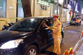 Kiểm tra nồng độ cồn với các tài xế. (Ảnh: THÀNH ĐẠT)