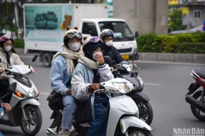 [Ảnh] Người dân Hà Nội kín như bưng di chuyển trong ngày rét lạnh đầu tuần