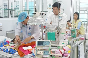 Bác sĩ Phạm Văn Dũng (bên trái) thăm khám cho bệnh nhân.