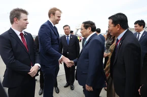 Đại diện Chính phủ New Zealand tiếp đón Thủ tướng Phạm Minh Chính tại sân bay quốc tế Auckland. (Ảnh: DƯƠNG GIANG/TTXVN)