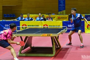 Trận đấu thứ 3 chung kết đồng đội nam giữa Tạ Hồng Khánh (Công an Nhân dân T&T 1) và Đỗ Tuấn Kiệt (Hà Nội 1). (Ảnh: DUY LINH)