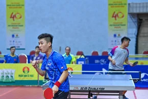 Lê Đình Đức ăn mừng chiến thắng trong trận đấu trước Đoàn Bá Tuấn Anh, đưa Hà Nội 1 lên ngôi vô địch đồng đội nam.