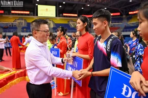 Tổng Biên tập Báo Nhân Dân Lê Quốc Minh, Trưởng Ban chỉ đạo Giải trao tặng kỷ niệm chương cho các đội. (Ảnh: DUY LINH)