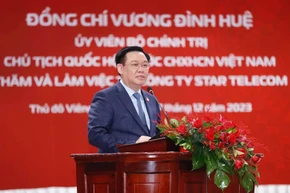 Chủ tịch Quốc hội Vương Đình Huệ phát biểu tại buổi làm việc với Công ty Star Telecom. (Ảnh: TTXVN)