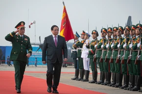 Thủ tướng Phạm Minh Chính và Đại tướng Phan Văn Giang, Ủy viên Bộ Chính trị, Phó Bí thư Quân ủy Trung ương, Bộ trưởng Quốc phòng duyệt đội danh dự tại Lễ khai mạc Triển lãm Quốc phòng quốc tế Việt Nam 2024. (Ảnh: SƠN TÙNG)