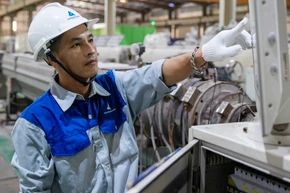 Người lao động tại Công ty Tân Á-Đại Thành. (Ảnh SƠN TÙNG)