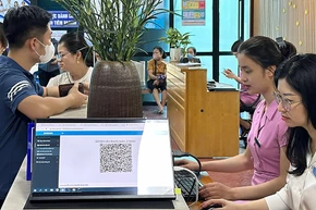 Chuyển đổi số mở ra hướng phát triển mới, đồng thời nâng cao chất lượng phục vụ người bệnh. (Trong ảnh: Bệnh nhân thanh toán viện phí không dùng tiền mặt ở Bệnh viện đa khoa Nông nghiệp).