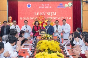 Phó Chủ tịch Quốc hội Nguyễn Thị Thanh tặng hoa và quà lưu niệm cho Ban Giám đốc Bệnh viện K tại buổi thăm và chúc mừng nhân Kỷ niệm 70 năm Ngày Thầy thuốc Việt Nam (27/2).