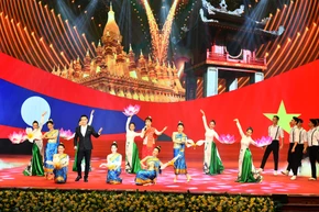 Một tiết mục văn nghệ tại Lễ kỷ niệm 60 năm Ngày thiết lập quan hệ ngoại giao và 45 năm Ngày ký Hiệp ước Hữu nghị và Hợp tác Việt Nam-Lào. Ảnh: Đăng Khoa