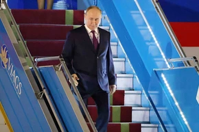 Tổng thống Liên bang Nga Vladimir Putin đến Sân bay quốc tế Nội Bài. (Ảnh: Phạm Kiên/TTXVN)