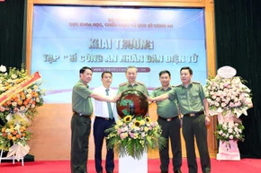 Bộ trưởng Tô Lâm và các đại biểu bấm nút khai trương Tạp chí Công an nhân dân điện tử.
