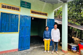 Căn nhà mới xây cạnh nhà cũ, năm nay vợ chồng anh Hồ Văn Đông đón Tết đầm ấm, vui tươi hơn. (Ảnh: ĐÔNG HUYỀN)