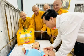 Đồng chí Đào Ngọc Dung cùng đại diện Ban Tổ chức Đại lễ Vesak, Giáo hội Phật giáo Việt Nam thăm hỏi, tặng quà cho các cháu tại Trung tâm điều dưỡng, phục hồi chức năng, trợ giúp trẻ em và hỗ trợ người khuyết tật ở Thành phố Hồ Chí Minh. 