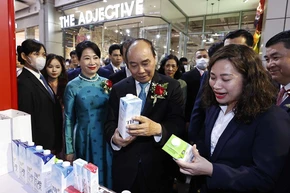 Chủ tịch nước Nguyễn Xuân Phúc thăm các gian hàng Việt Nam. (Ảnh: TTXVN)