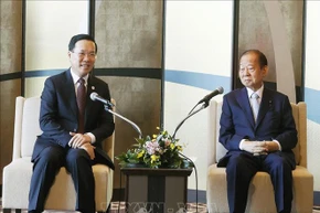 Chủ tịch nước Võ Văn Thưởng và ông Nikai Toshihiro, Chủ tịch Liên minh Nghị sĩ Hữu nghị Nhật Bản-Việt Nam. (Ảnh: TTXVN)