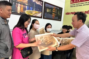 Bạn đọc ở Đồng Nai phấn khởi đón nhận phụ san của Báo Nhân Dân.