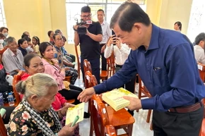 Bí thư Tỉnh ủy Đồng Nai Nguyễn Hồng Lĩnh trao quà Tết cho người dân.