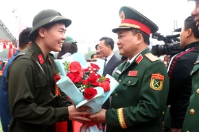 Thượng tướng Hoàng Xuân Chiến, Ủy viên Trung ương Đảng, Thứ trưởng Bộ Quốc phòng tặng hoa, động viên các tân binh tại thành phố Hưng Yên, tỉnh Hưng Yên.