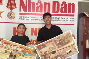 Bạn đọc đến nhận Phụ san đặc biệt của Báo Nhân Dân. (Ảnh: HOÀNG TRUNG)