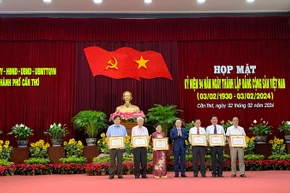 Lãnh đạo Thành ủy Cần Thơ trao Huy hiệu Đảng tặng 6 đồng chí cao niên tuổi Đảng.