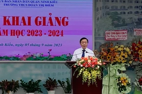 Phó Thủ tướng Trần Hồng Hà phát biểu tại lễ khai giảng năm học mới Trường trung học cơ sở Đoàn Thị Điểm.