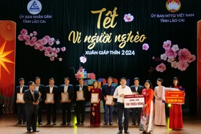 Các doanh nghiệp và nhà hảo tâm đóng góp tiền và quà ủng hộ người nghèo vui Tết Giáp Thìn 2024.