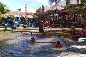 Du khách tham gia trò chơi dưới nước tại Làng du lịch Ông Đề.