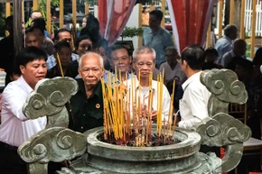 Cựu chiến binh Trung đoàn 1 -U Minh thắp hương tri ân đồng đội.