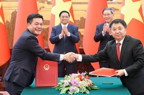 Thủ tướng Phạm Minh Chính và Thủ tướng Trung Quốc Lý Cường chứng kiến lễ ký Bản ghi nhớ giữa Bộ Công thương Việt Nam và Tổng Cục Quản lý Giám sát thị trường Trung Quốc. (Nguồn: Tổng cục Quản lý thị trường)