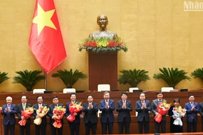 Tổng Bí thư Tô Lâm, Chủ tịch nước Lương Cường, Thủ tướng Phạm Minh Chính, Chủ tịch Quốc hội Trần Thanh Mẫn và các đồng chí lãnh đạo Đảng, Nhà nước tặng hoa các đồng chí được bầu và miễn nhiệm.