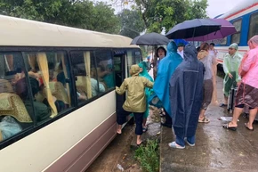 Tính đến trưa 30/10, toàn bộ hành khách trên 2 tàu SE1 và SE20 đã được trung chuyển và tiếp tục hành trình.