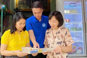 Nhân viên bưu điện tư vấn chính sách bảo hiểm xã hội tự nguyện tại các địa bàn. (Ảnh: Ban tổ chức)