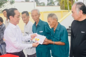 Đồng chí Hồ Thanh Thủy, Trưởng Ban Tổ chức Tỉnh ủy Bạc Liêu đến thăm và trao tặng quà Tết của Tỉnh ủy Bạc Liêu cho các đối tượng chính sách trong tỉnh.