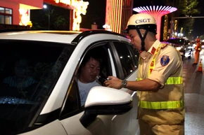 Kiểm tra nồng độ cồn người lái xe ô-tô trên đường Võ Thị Sáu, thành phố Biên Hòa.