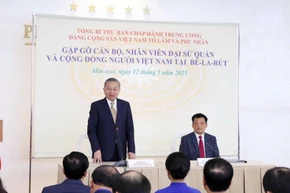 Tổng Bí thư Tô Lâm nói chuyện thân mật với cán bộ, nhân viên Đại sứ quán và đại diện cộng đồng người Việt tại Belarus. (Ảnh: Thống Nhất/TTXVN)