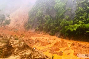 Sạt lở tại đường Hồ Chí Minh đoạn qua xã Hương Nguyên, huyện A Lưới (Thừa Thiên Huế).